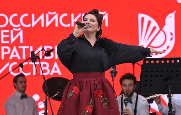 Оперная певица Хибла Герзмава выступает в рамках празднования 45-летнего юбилея Всероссийского музея декоративного искусства в Москве