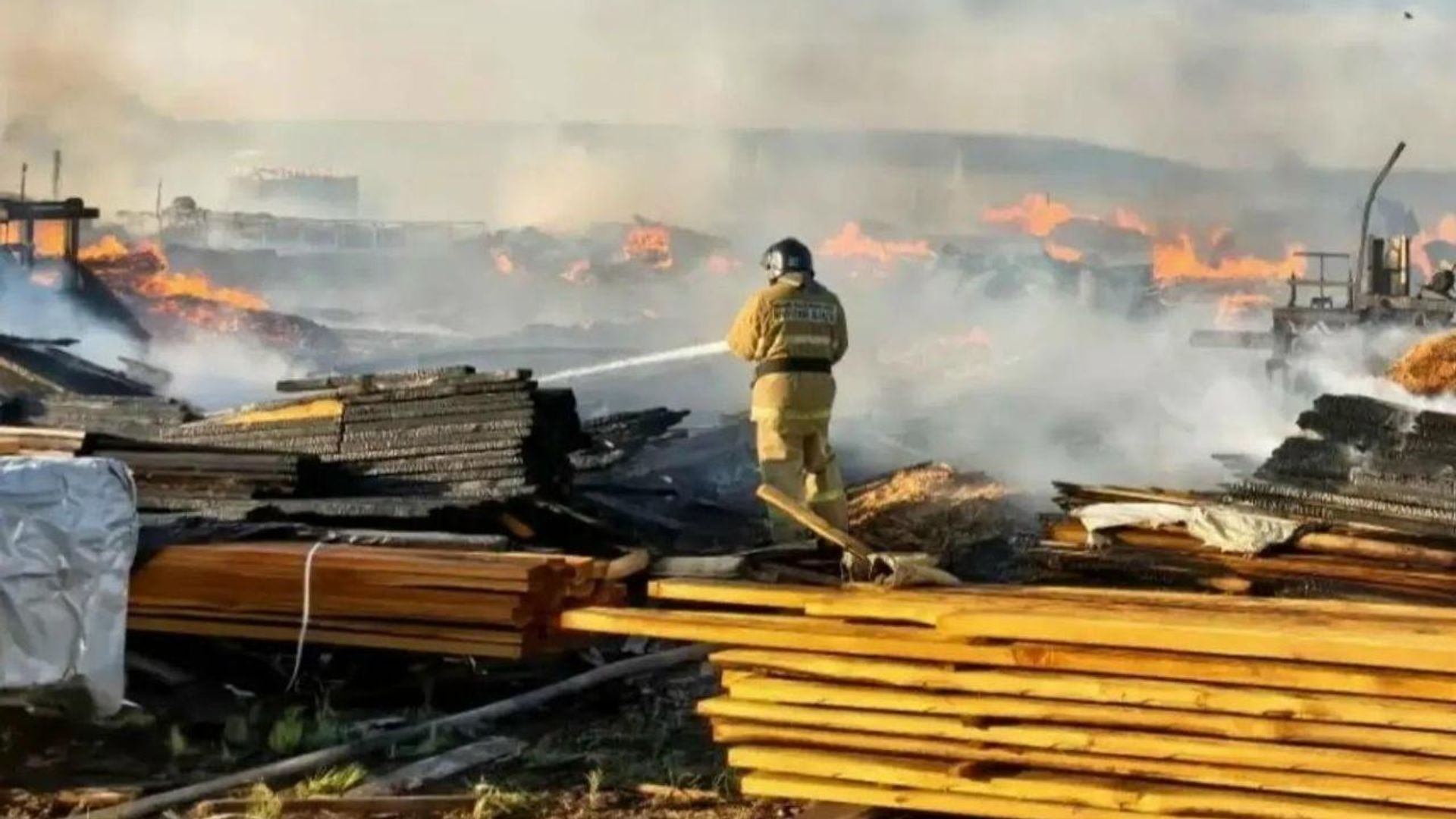 Пожар на пилораме в селе Хомутово Иркутской области. 22 июля 2026 - РИА Новости, 1920, 22.07.2026