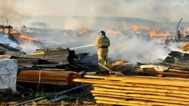 Пожар на пилораме в селе Хомутово Иркутской области. 22 июля 2026