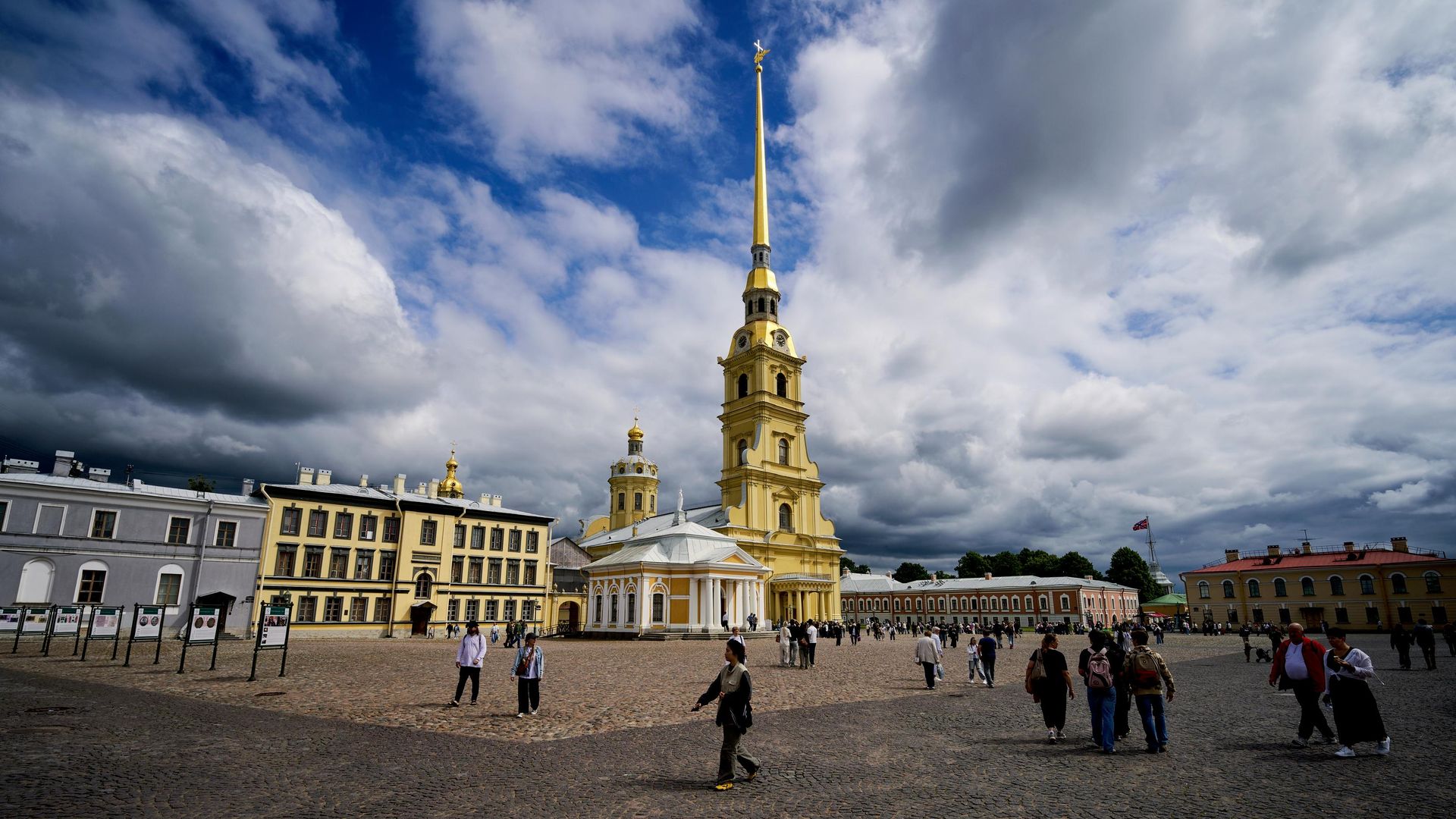 Туристы на территории Петропавловской крепости в Санкт-Петербурге Туристы на территории Петропавловской крепости в Санкт-Петербурге - РИА Новости, 1920, 18.09.2026
