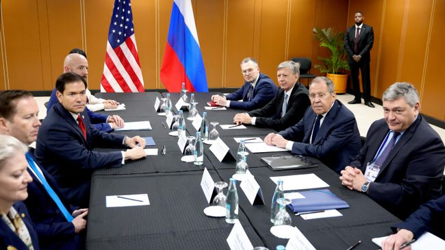 Глава МИД России Сергей Лавров и госсекретарь США Марко Рубио во время встречи на полях саммита АСЕАН в Маниле