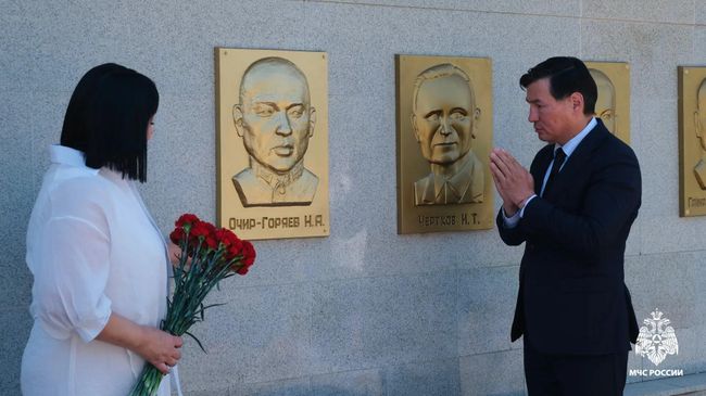 Открытие барельефа в память о Герое России Наране Очир-Горяеве на Аллее Героев в Калмыкии