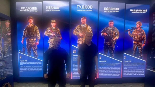 Дружиннки Артур (слева) и Игорь (справа) в Национальном центре Россия Дружиннки Артур (слева) и Игорь (справа) в Национальном центре Россия