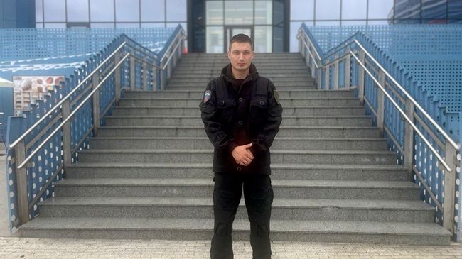 Вячеслав с позывным Прометей возле входа в Национальный центр Россия Вячеслав с позывным Прометей возле входа в Национальный центр Россия