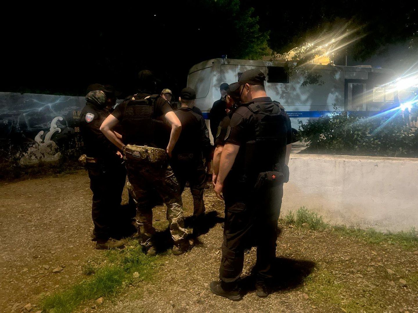 Сотрудники Тигра Правопорядок слушают инструктаж перед ночным рейдом Сотрудники Тигра Правопорядок слушают инструктаж перед ночным рейдом