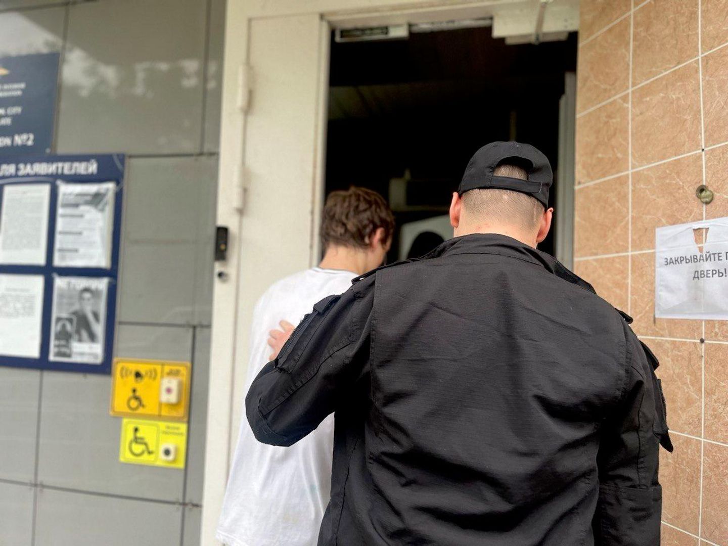 Вячеслав заводит пойманного за кражу в отдел полиции Вячеслав заводит пойманного за кражу в отдел полиции