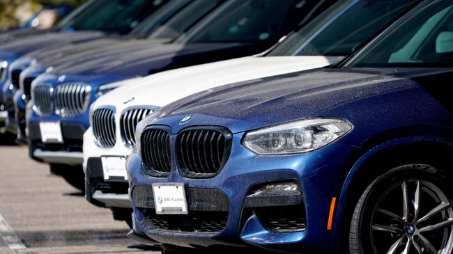 Автомобили BMW X3 в дилерском центре в Калифорнии, США