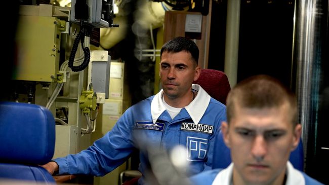 Командир судна Сергей Мазуренко на центральном посту