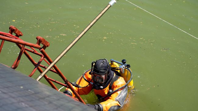 Моряк-подводник погруждается под воду