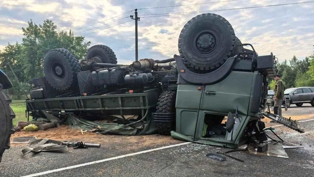 Автомобиль с военнослужащими опрокинулся в Белоруссии Автомобиль с военнослужащими опрокинулся в Белоруссии - РИА Новости, 1920, 24.07.2026