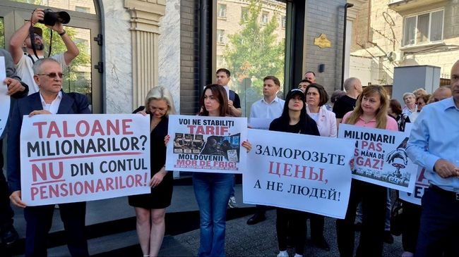 Участники акции протеста против планируемого повышения тарифов на газ у здания НАРЭ в Кишиневе, Молдавия