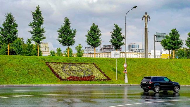 Цветник в честь Года единства народов России в Москве