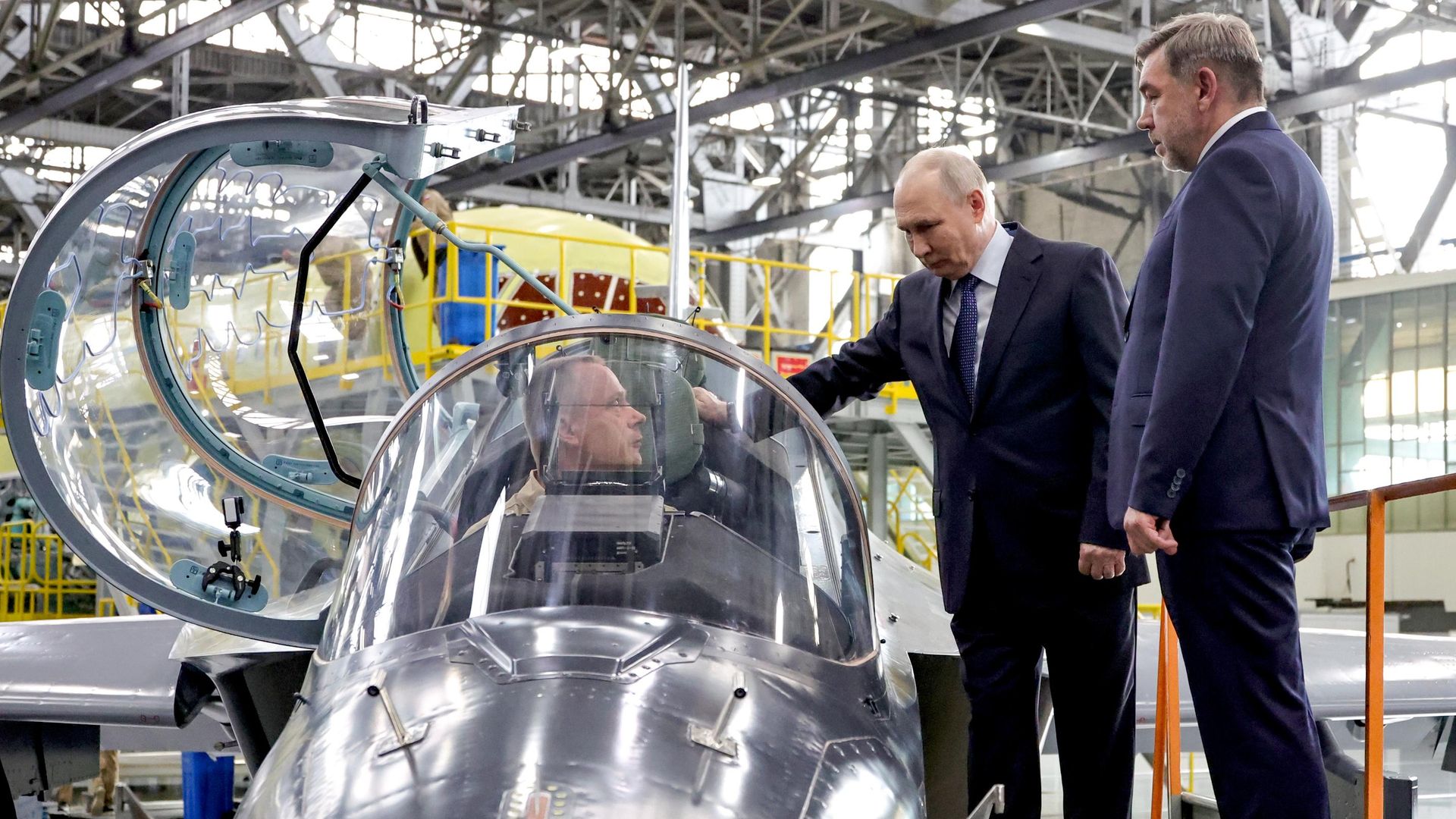 Президент России Владимир Путин на Иркутском авиационном заводе. 24 июля 2026 года Президент России Владимир Путин на Иркутском авиационном заводе. 24 июля 2026 года - РИА Новости, 1920, 24.07.2026