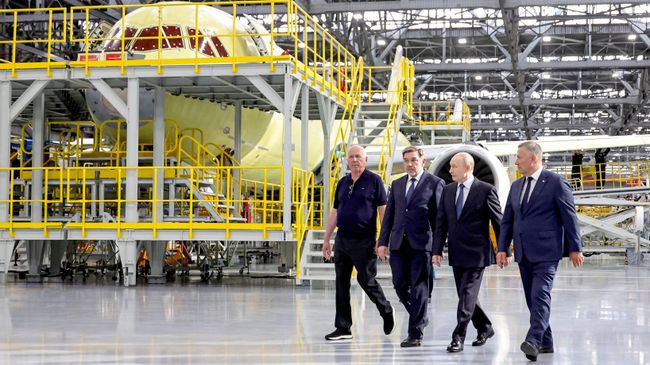 Президент РФ Владимир Путин на Иркутском авиационном заводе. 24 июля 2026