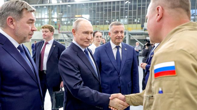 Президент РФ Владимир Путин на Иркутском авиационном заводе