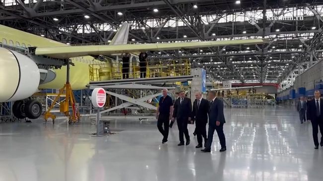 Путину показали первый импортозамещенный лайнер МС-21-310