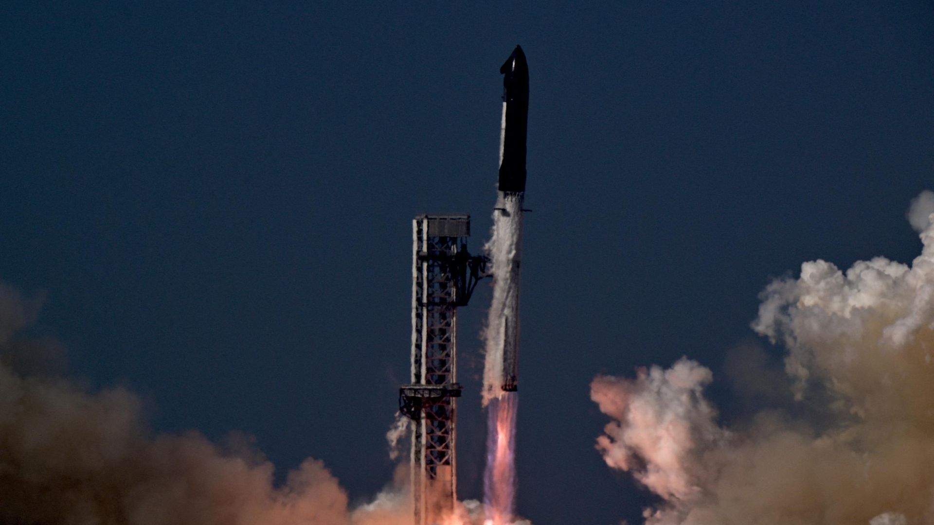Космический корабль SpaceX Starship и ускоритель Super Heavy v3 стартуют с пускового комплекса SpaceX в Старбейзе, штат Техас. 24 июля 2026 Космический корабль SpaceX Starship и ускоритель Super Heavy v3 стартуют с пускового комплекса SpaceX в Старбейзе, штат Техас. 24 июля 2026 - РИА Новости, 1920, 25.07.2026