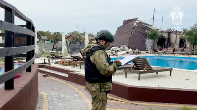 Работа экстренных служб на месте атаки ВСУ на базу отдыха в поселке Кирилловка в Запорожской области Работа экстренных служб на месте атаки ВСУ на базу отдыха в поселке Кирилловка в Запорожской области
