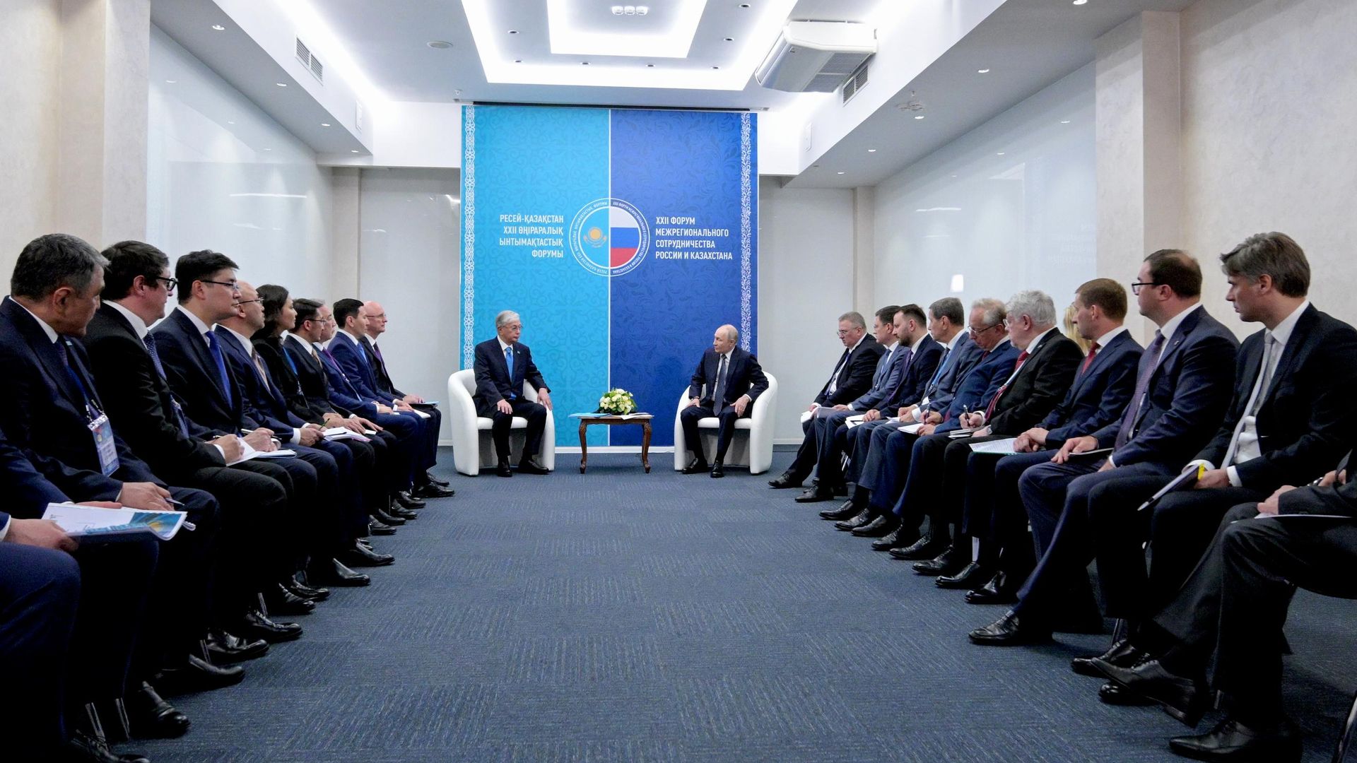 Президент РФ Владимир Путин и президент Казахстана Касым-Жомарт Токаев во время встречи в Омске Президент РФ Владимир Путин и президент Казахстана Касым-Жомарт Токаев во время встречи в Омске - РИА Новости, 1920, 25.07.2026