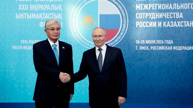 Президент РФ Владимир Путин и президент Казахстана Касым-Жомарт Токаев во время встречи в Омске
