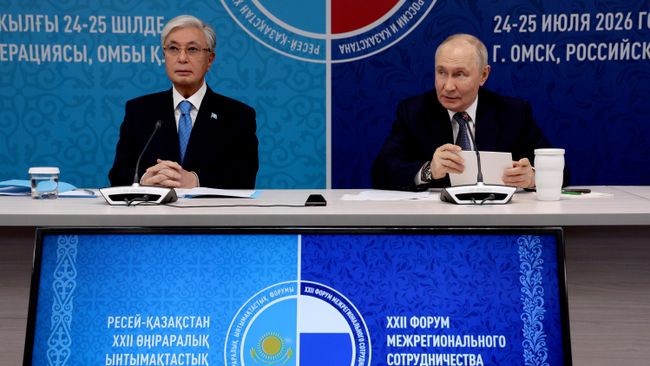 Президент РФ Владимир Путин и президент Казахстана Касым-Жомарт Токаев на пленарной сессии XXII Форума межрегионального сотрудничества Российской Федерации и Республики Казахстан