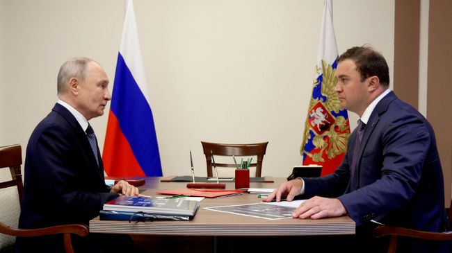 Президент РФ Владимир Путин и губернатор Омской области Виталий Хоценко во время встречи в Омске Президент РФ Владимир Путин и губернатор Омской области Виталий Хоценко во время встречи в Омске