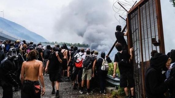 Столкновения протестующих против строительства высокоскоростной железнодорожной магистрали Турин — Лион с полицией Столкновения протестующих против строительства высокоскоростной железнодорожной магистрали Турин — Лион с полицией - РИА Новости, 1920, 26.07.2026