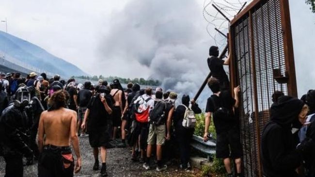 Столкновения протестующих против строительства высокоскоростной железнодорожной магистрали Турин — Лион с полицией