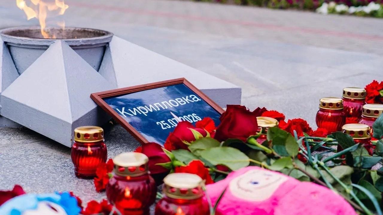 Стихийный мемориал в память о жертвах удара ВСУ по турбазе в Кирилловке Стихийный мемориал в память о жертвах удара ВСУ по турбазе в Кирилловке - РИА Новости, 1920, 26.07.2026