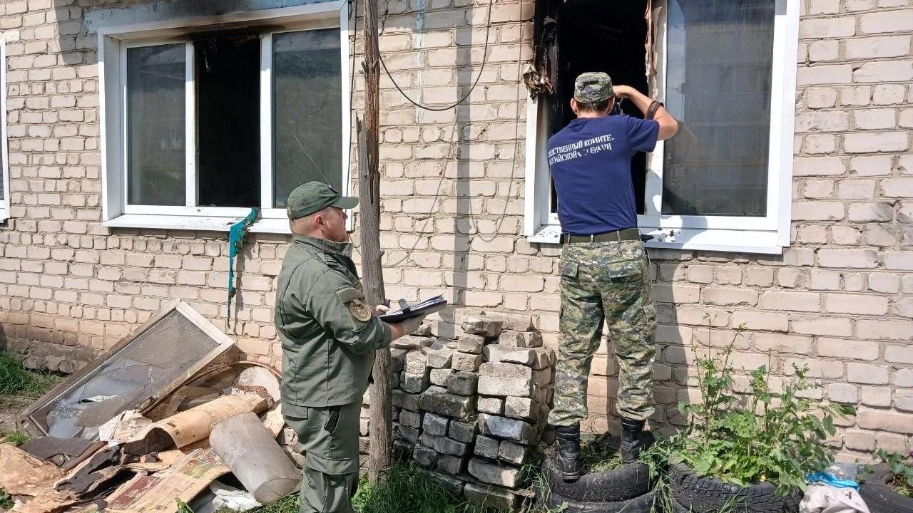 Работа СК РФ на месте пожара в квартире двухэтажного дома по улице Ленина в селе Большие Ключищи Работа СК РФ на месте пожара в квартире двухэтажного дома по улице Ленина в селе Большие Ключищи - РИА Новости, 1920, 25.07.2026