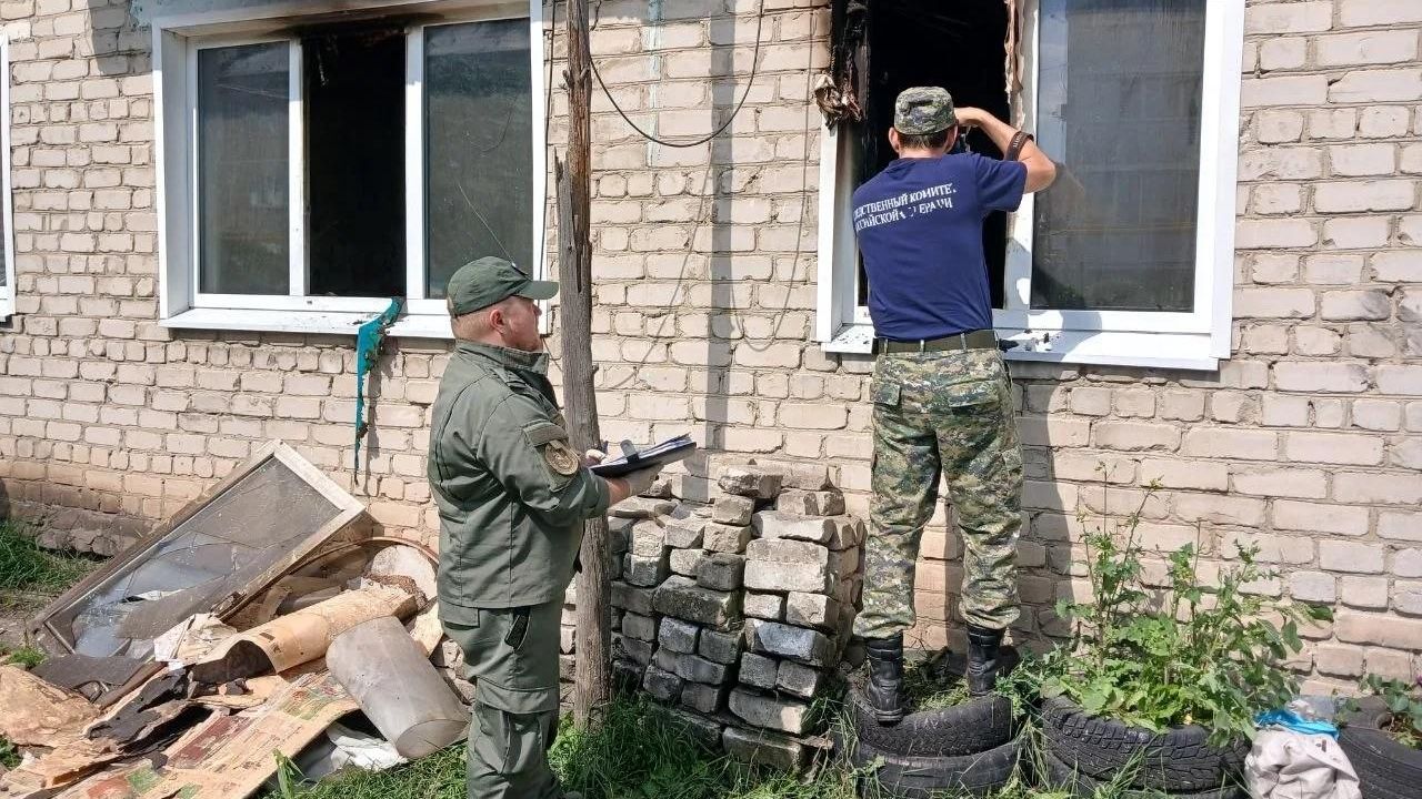 Работа СК РФ на месте пожара в квартире двухэтажного дома по улице Ленина в селе Большие Ключищи Работа СК РФ на месте пожара в квартире двухэтажного дома по улице Ленина в селе Большие Ключищи - РИА Новости, 1920, 25.07.2026