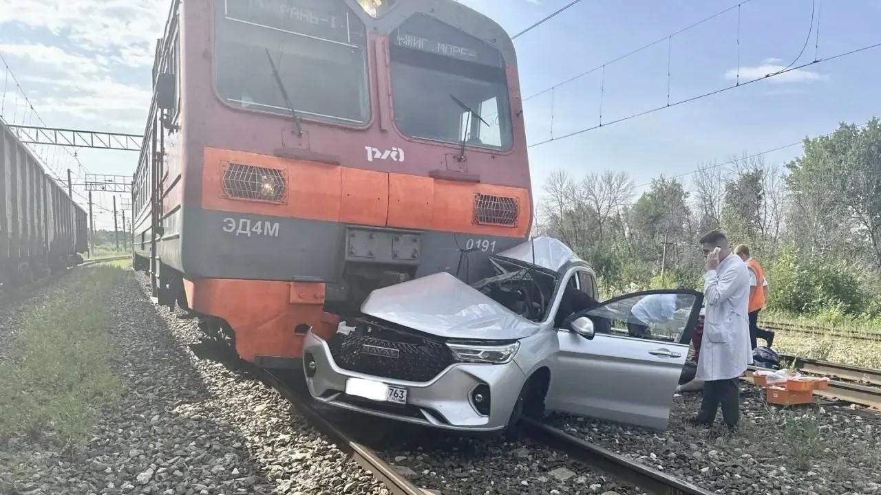 Последствия столкновения автомобиля с пригородным поездом в Сызранском районе Самарской области. 26 июля 2026 Последствия столкновения автомобиля с пригородным поездом в Сызранском районе Самарской области. 26 июля 2026 - РИА Новости, 1920, 25.07.2026