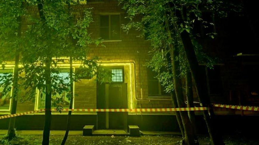 На месте падения ребенка из окна четвертого этажа дома на юго-западе Москвы. 26 июля 2026 На месте падения ребенка из окна четвертого этажа дома на юго-западе Москвы. 26 июля 2026 - РИА Новости, 1920, 26.07.2026