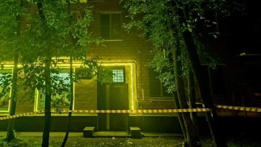 На месте падения ребенка из окна четвертого этажа дома на юго-западе Москвы. 26 июля 2026 - РИА Новости, 1920, 26.07.2026