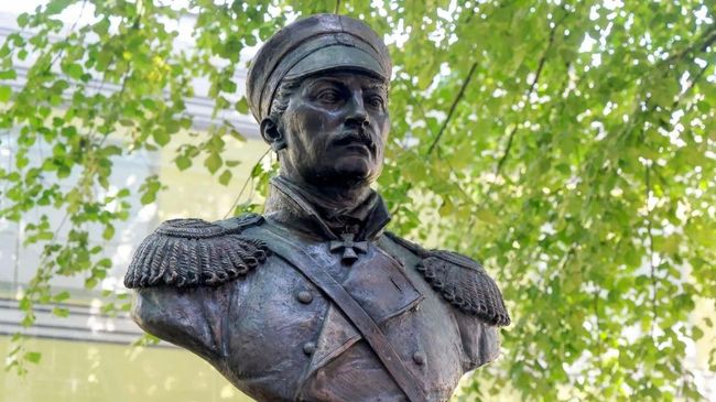 Бюст адмирала Павла Нахимова в сквере Главного Адмиралтейства в Санкт-Петербурге