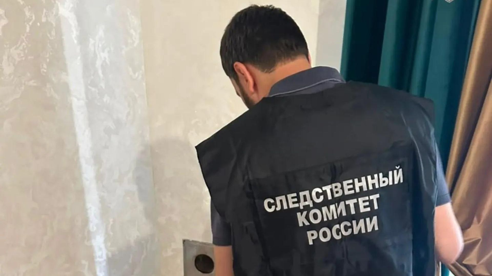 Работа СК РФ на месте происшествия, где трое малолетних детей погибли от отравления газом в доме в Махачкале - РИА Новости, 1920, 26.07.2026