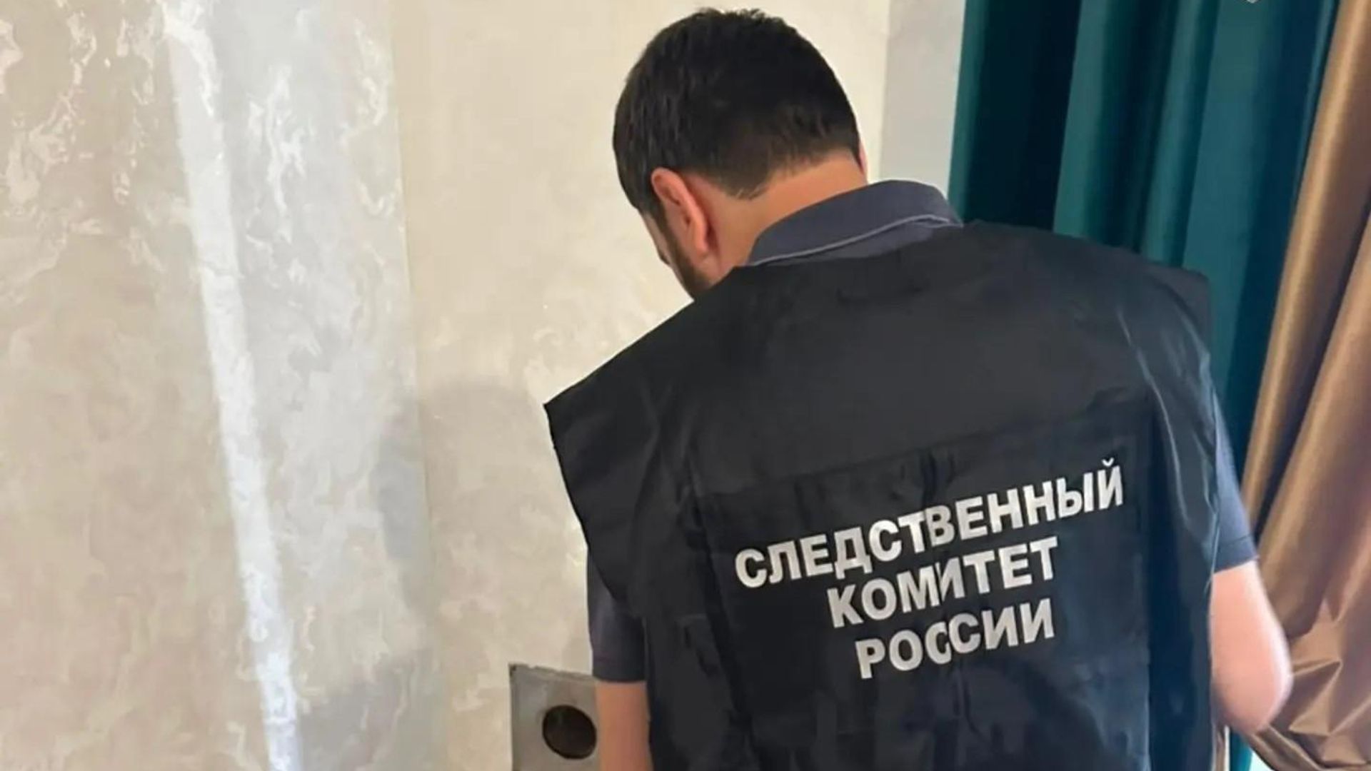 Работа СК РФ на месте происшествия, где трое малолетних детей погибли от отравления газом в доме в Махачкале - РИА Новости, 1920, 26.07.2026