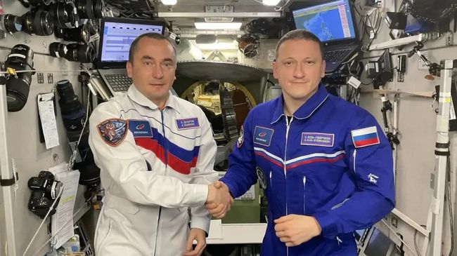Российский космонавт Сергей Кудь-Сверчков перед возвращением на Землю с МКС передал командование российским сегментом станции космонавту Петру Дуброву