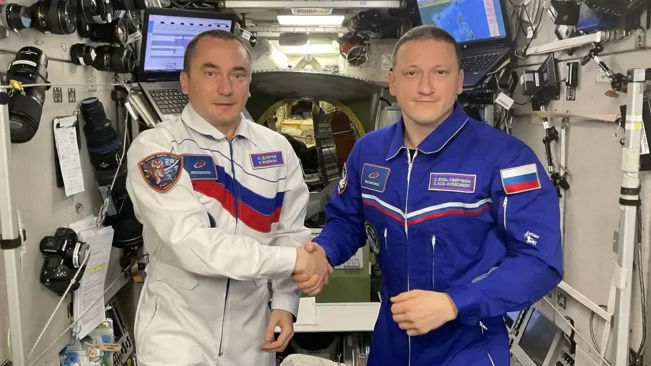 Российский космонавт Сергей Кудь-Сверчков перед возвращением на Землю с МКС передал командование российским сегментом станции космонавту Петру Дуброву - РИА Новости, 1920, 26.07.2026