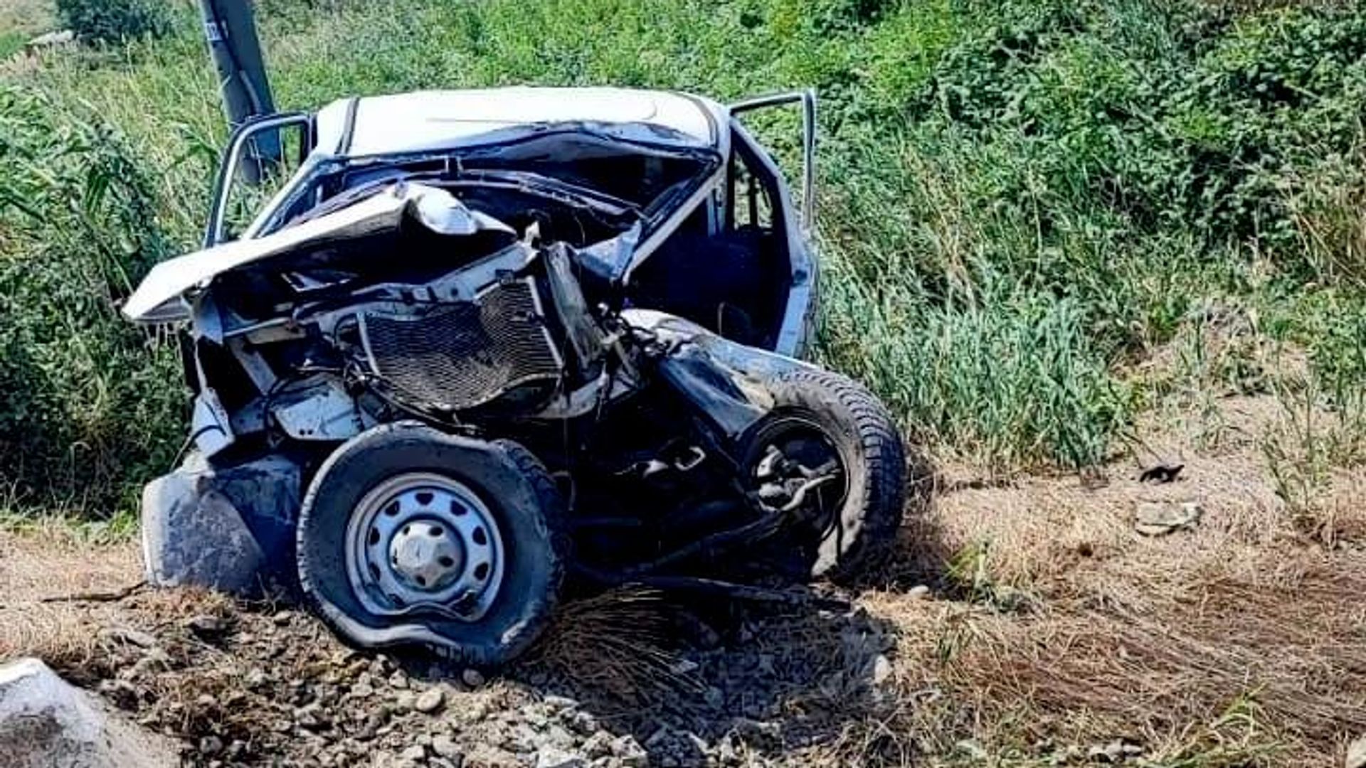 Последствия столкновения пригородного поезда и легкового автомобиля на железной дороге в Дагестане. 26 июля 2026 - РИА Новости, 1920, 26.07.2026