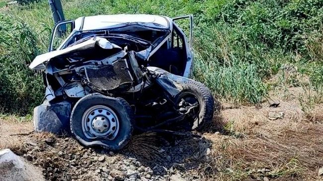 Последствия столкновения пригородного поезда и легкового автомобиля на железной дороге в Дагестане. 26 июля 2026