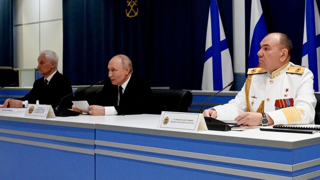 Владимир Путин на встрече с командованием ВМФ РФ в Главном Адмиралтействе в Санкт-Петербурге