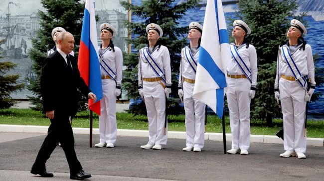 Президент РФ, верховный главнокомандующий ВС РФ Владимир Путин прибыл к Главному Адмиралтейству в Санкт-Петербурге