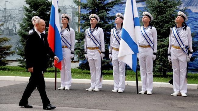 Визит Путина в Санкт-Петербург в День ВМФ