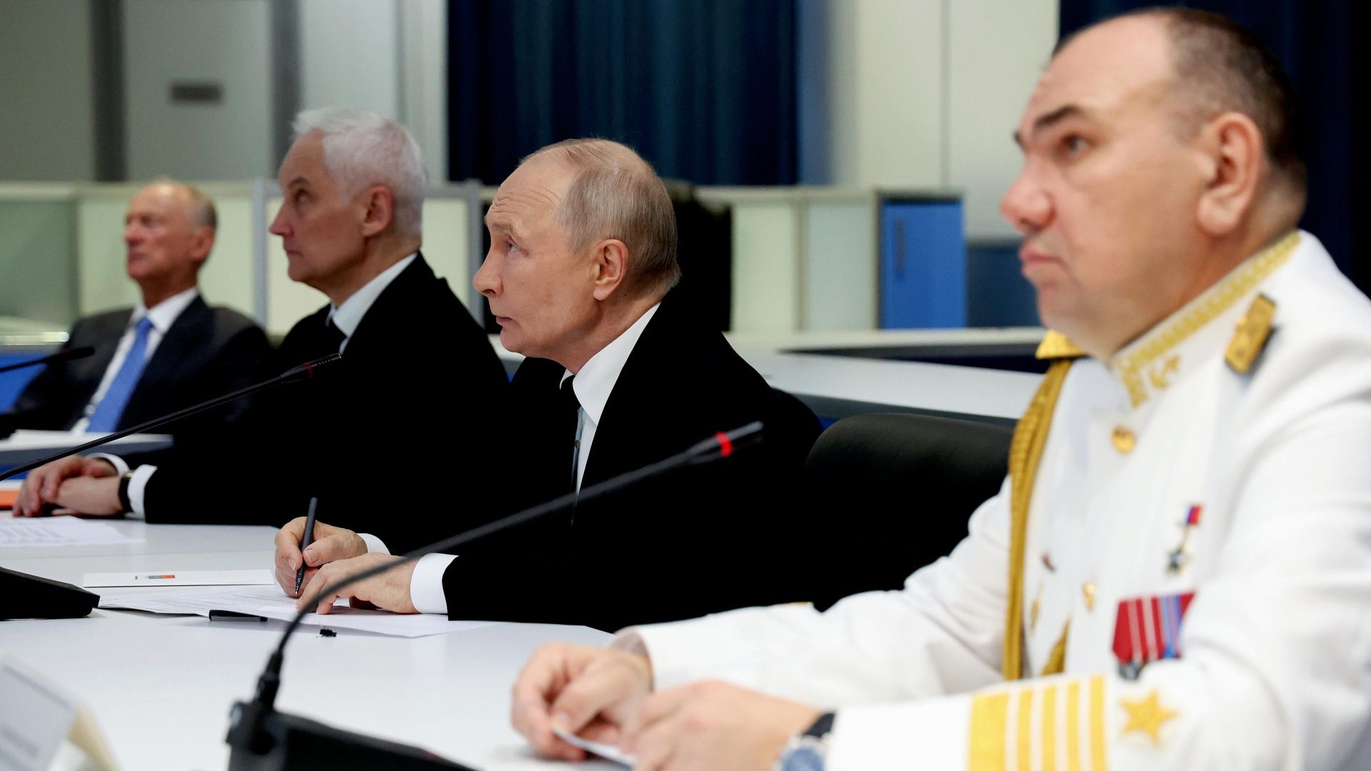 Президент РФ, верховный главнокомандующий ВС РФ Владимир Путин на встрече с командованием в Главном Адмиралтействе в Санкт-Петербурге в День Военно-морского флота Президент РФ, верховный главнокомандующий ВС РФ Владимир Путин на встрече с командованием в Главном Адмиралтействе в Санкт-Петербурге в День Военно-морского флота - РИА Новости, 1920, 26.07.2026
