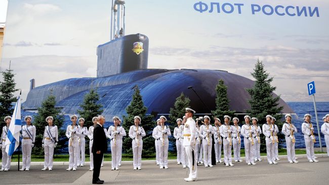 Президент РФ, верховный главнокомандующий ВС РФ Владимир Путин прибыл к Главному Адмиралтейству в Санкт-Петербурге