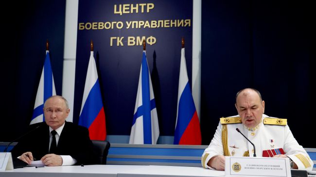 Президент РФ, верховный главнокомандующий ВС РФ Владимир Путин и главнокомандующий ВМФ России Александр Моисеев на встрече с командованием в Главном Адмиралтействе в Санкт-Петербурге в День Военно-морского флота. 26 июля 2026