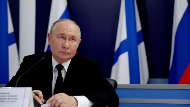 Путин принимает доклады по видеосвязи в День ВМФ