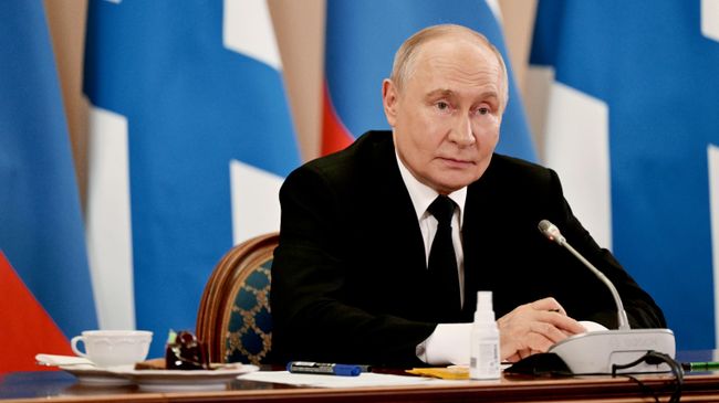Президент РФ, верховный главнокомандующий ВС РФ Владимир Путин на праздничном приеме в Главном Адмиралтействе в Санкт-Петербурге в честь Дня Военно-морского флота