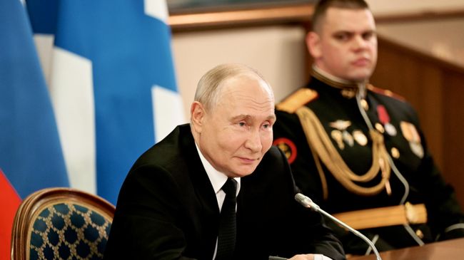 Президент РФ, верховный главнокомандующий ВС РФ Владимир Путин на праздничном приеме в Главном Адмиралтействе в Санкт-Петербурге в честь Дня Военно-морского флота